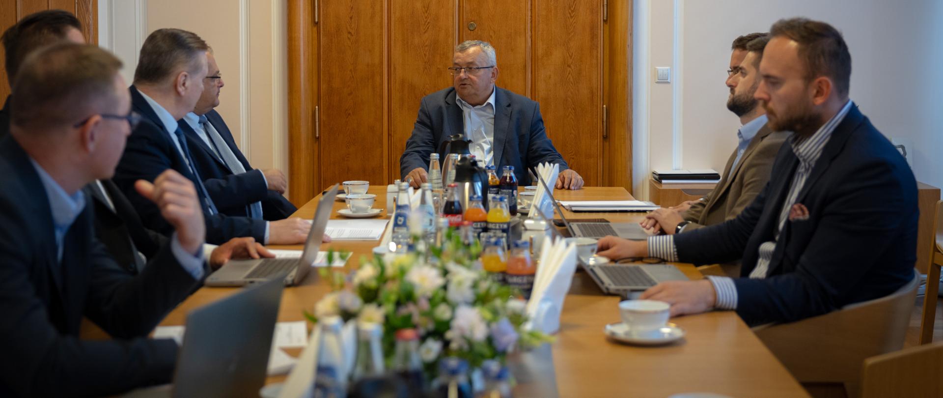 Minister infrastruktury Andrzej Adamczyk podczas narady zespołu