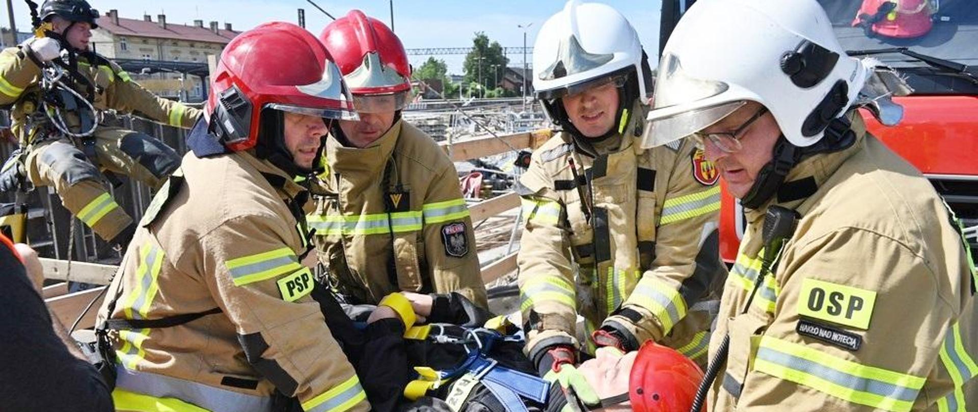 Na zdjęciu strażacy podczas ewakuacji poszkodowanego na desce ortopedycznej.