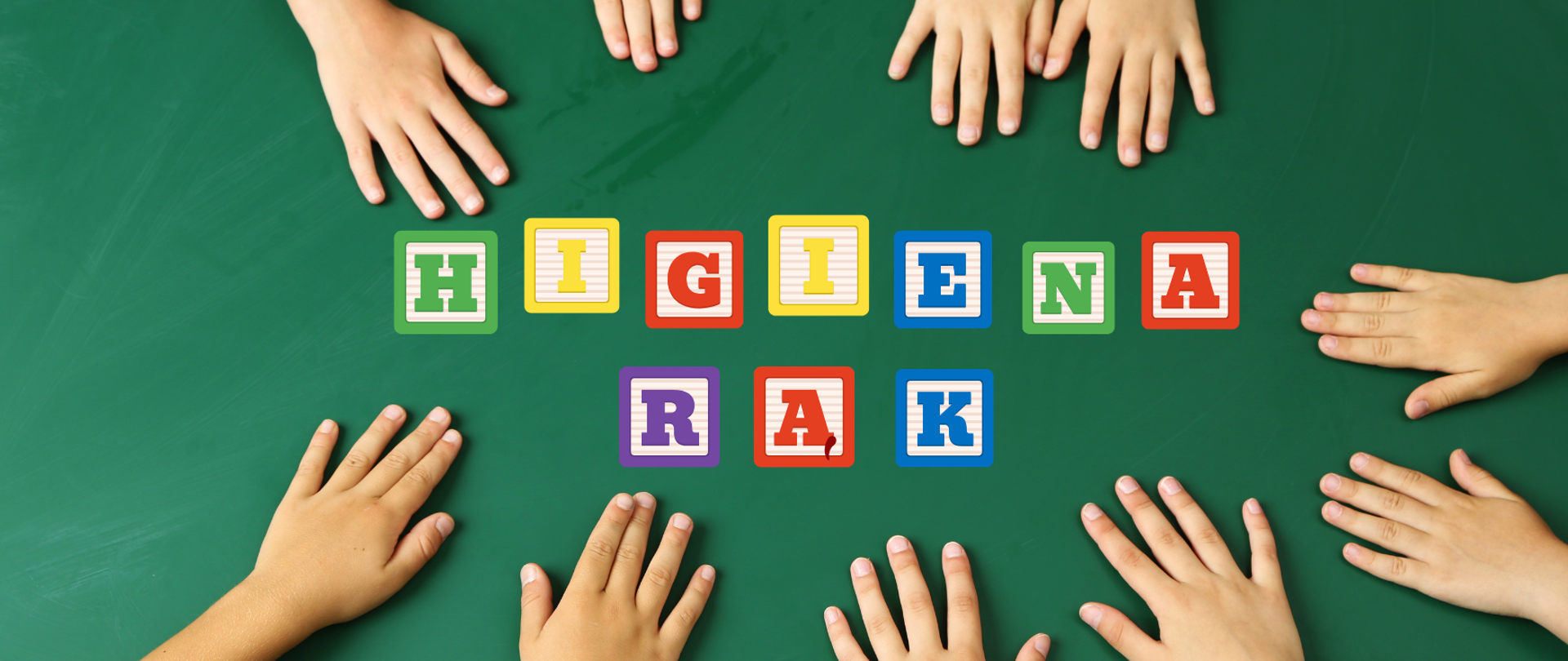 Grafika przedstawia 10 dziecięcych dłoni na zielonym tle, na środku widnieje napis ułożony z klocków: Higiena Rąk