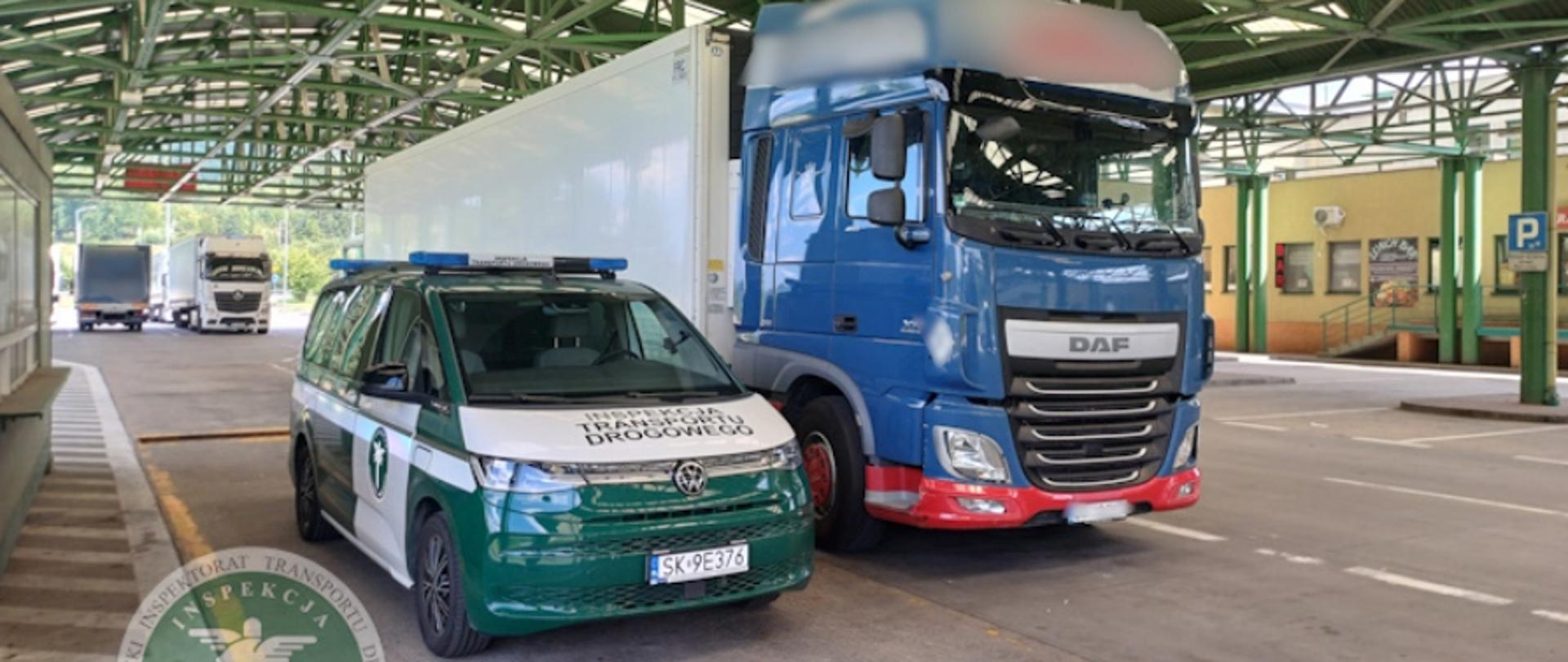 Kontrola pojazdów należących do rumuńskiego przewoźnika. Na zdjęciu dwa pojazdy - zielony pojazd to pojazd WITD, drugi większy pojazd to kontolowany pojazd ciężarowy z niebieską kabiną oraz biała burtą.