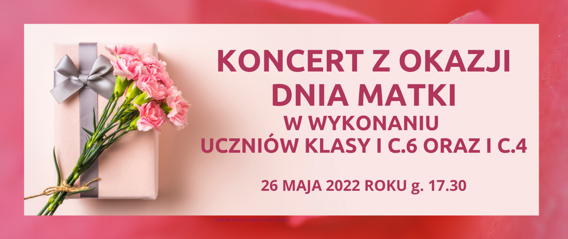 Koncert z okazji Dnia Matki w wykonaniu uczniów klasy I cyklu sześcioletniego oraz pierwszej cyklu czteroletniego. Po lewej stronie bukiet kwiatów, a w prawym dolnym rogu data 26 maja 2022 roku.