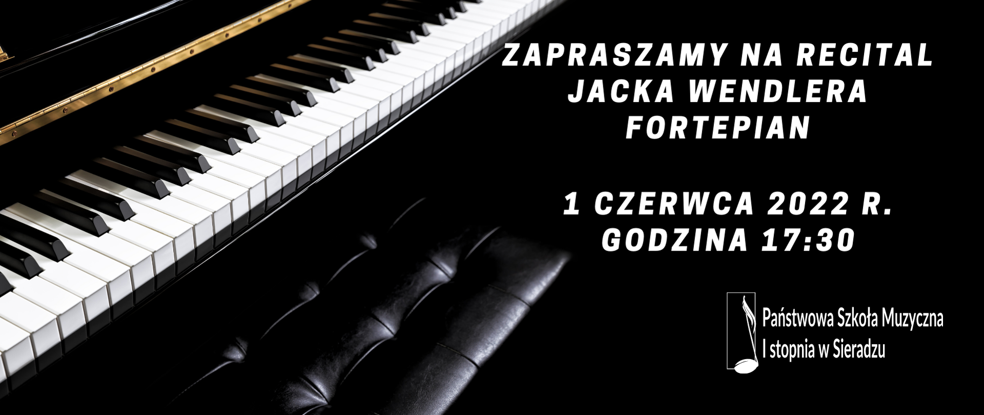 Po lewej stronie, ukośnie fragment klawiatury fortepianowej i ława fortepianowa. Po prawej stronie na czarnym tle napis białymi literami: Zapraszamy na recital Jacka Wendlera fortepian. 1 czerwca 2022 r. godzina 17:30. Poniżej logo PSM I st. w Sieradzu