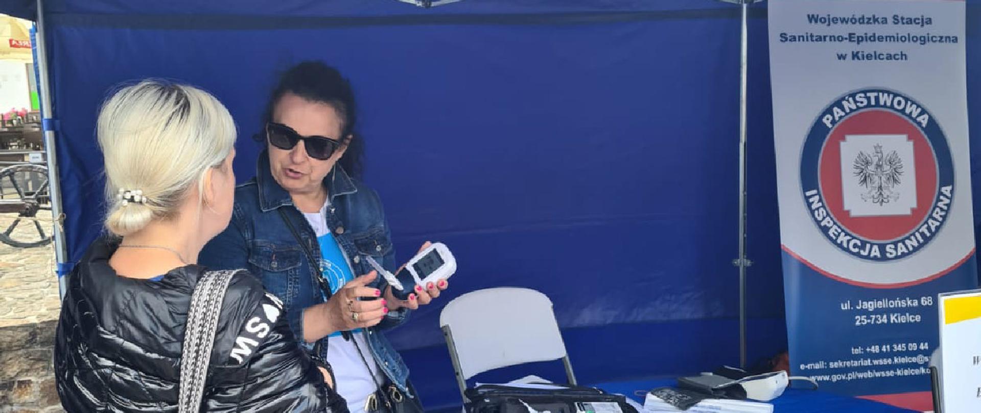 Pani, która przygotowuje się do pomiaru stężenia tlenku węgla w wydychanym powietrzu