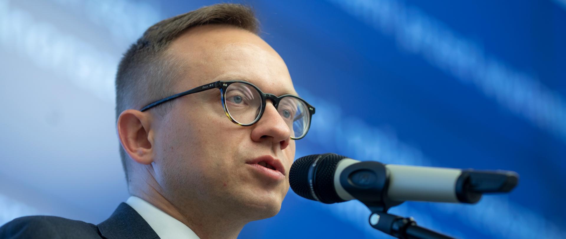 wiceminister Artur Soboń mówi do mikrofonu