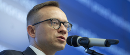 wiceminister Artur Soboń mówi do mikrofonu