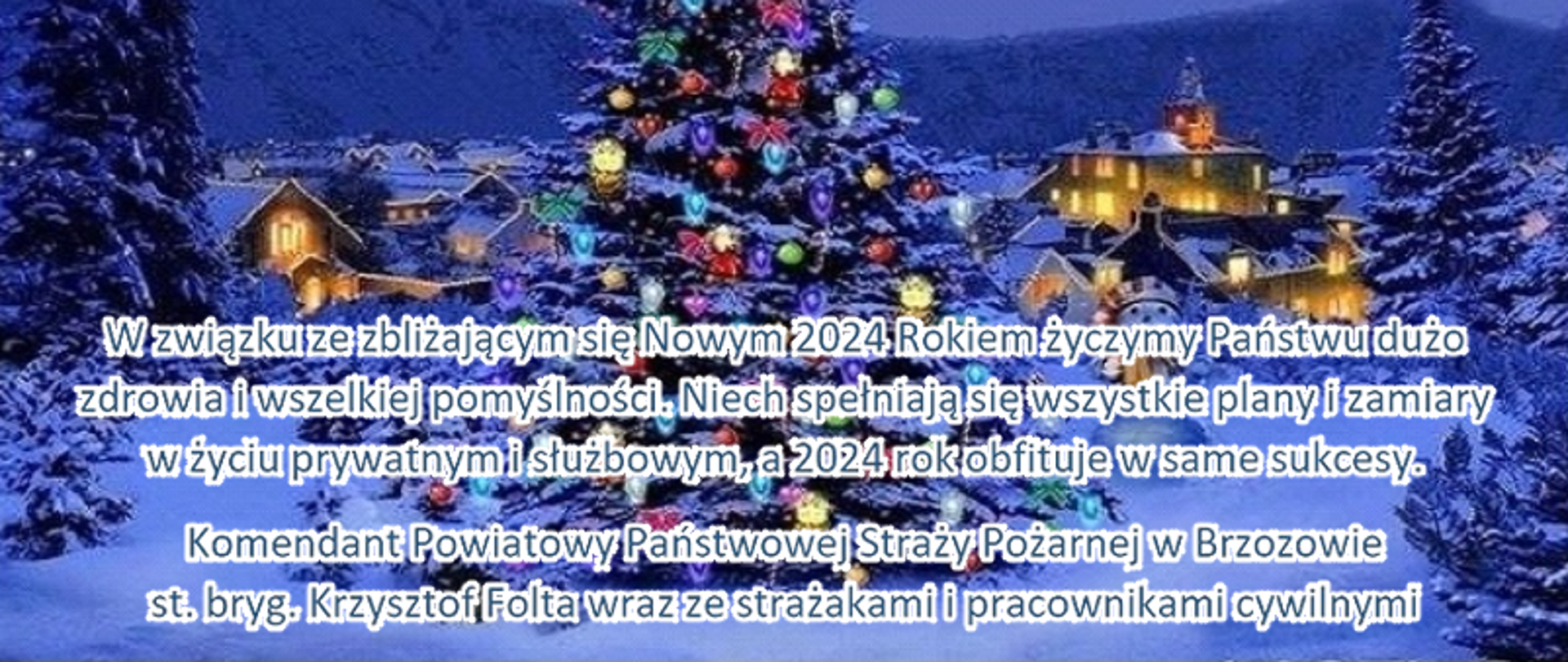 Fotografia przedstawiająca kartkę noworoczną na której znajduje się choinka oraz w drugim planie rozświetlone domy. Na dole kartki znajdują się życzenia noworoczne Komendanta Powiatowego PSP w Brzozowie
