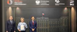 Renata Pietralik, Naczelnik Urzędu Skarbowego we Włoszczowie z wyróżnieniem, w towarzystiwe Z-cy Szefa KAS Zbigniewa Stawickiego oraz dr Łukasza Bernatowicza Wiceprezesa BCC