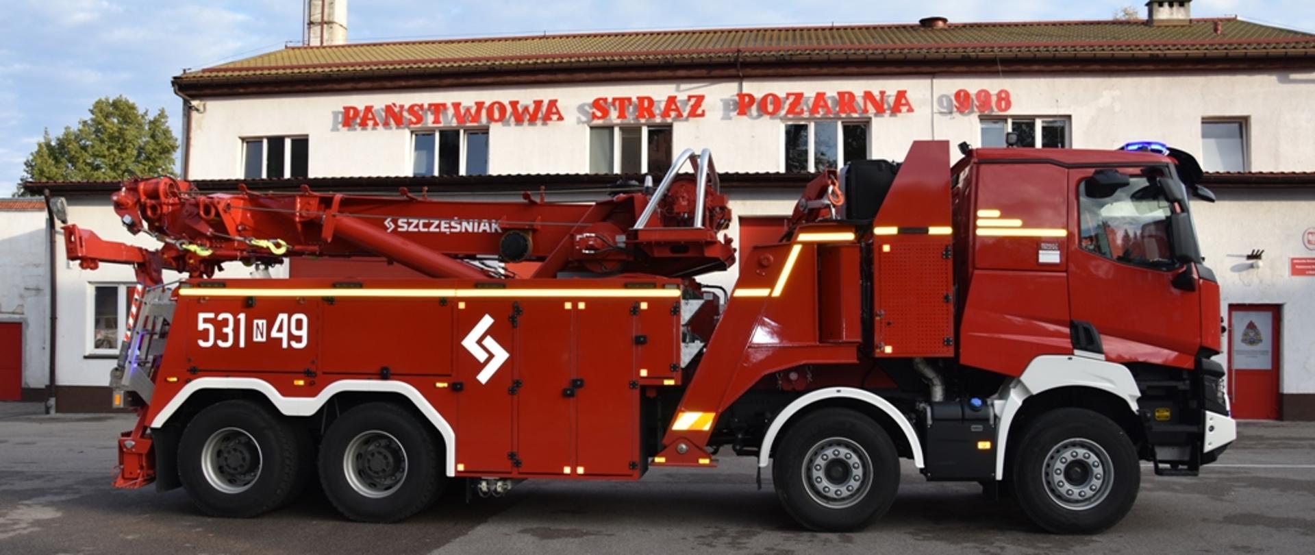 Ciężki samochód specjalny ratownictwa technicznego typu "rotator" stoi na placu ostródzkiej Komendy Powiatowej PSP