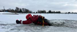 Ćwiczenia kazimierskich strażaków z zakresu ratownictwa lodowego na zbiorniku retencyjnym w Kazimierzy Wielkiej