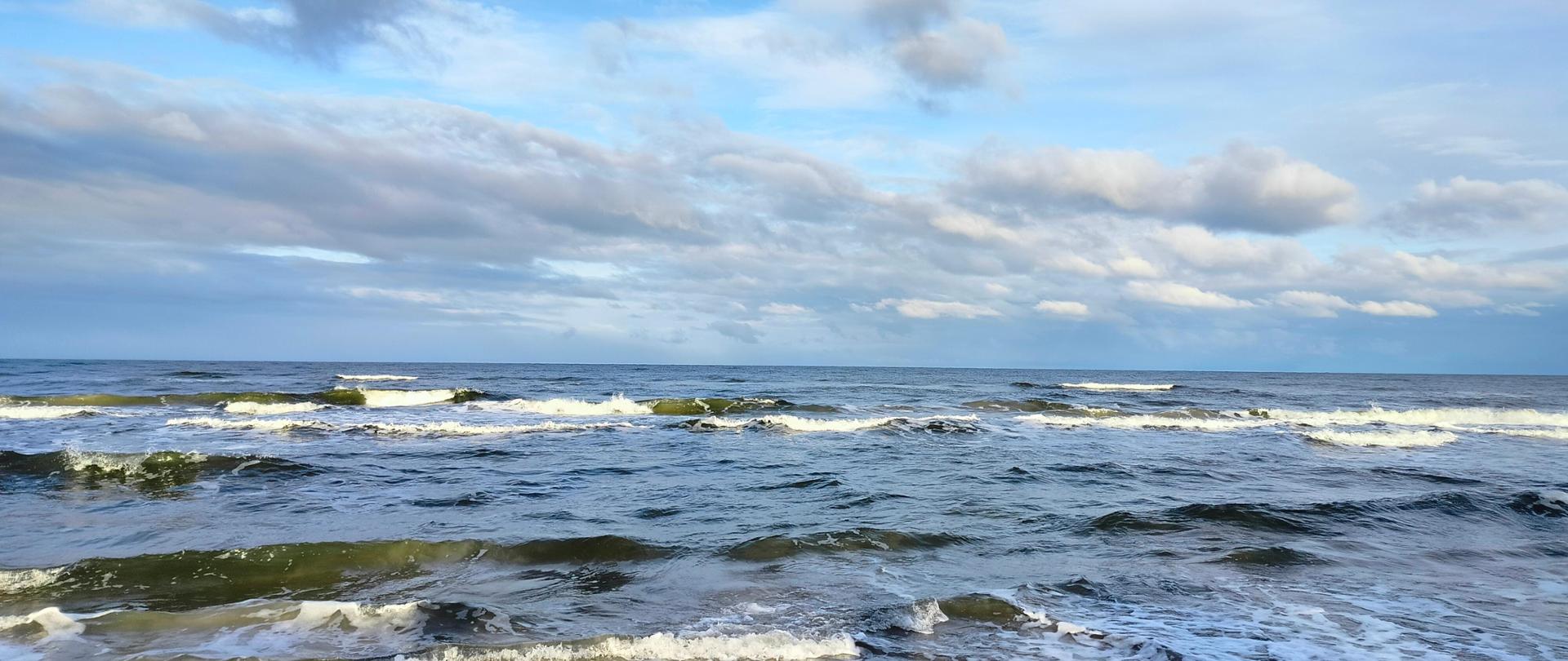 morze, plaża, fale i błękitne niebo