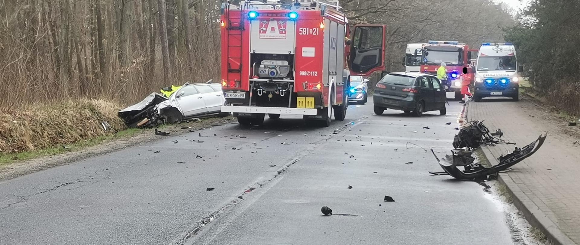 Zderzenie dwóch pojazdów osobowych