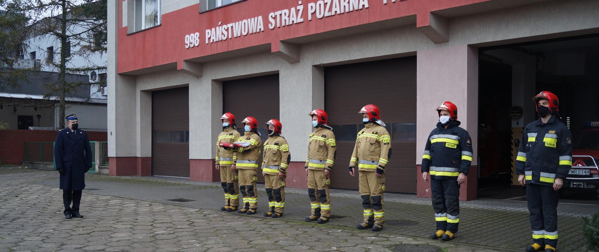 Ośmiu strażaków podczas apelu