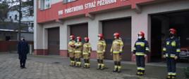 Ośmiu strażaków podczas apelu