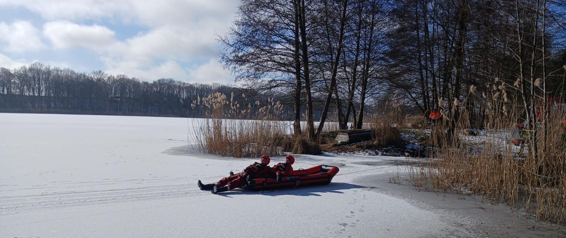 Ćwiczenie zakładało podjęcie osoby poszkodowanej, pod którą załamał się lód.