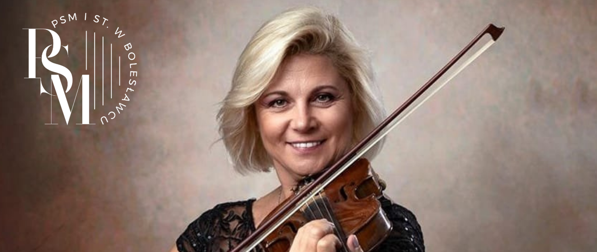 Plakat w ciemno-szarym tle, przedstawiający w górnej części zdjęcie Małgorzaty Wacławik w uroczystym stroju, grającej na skrzypcach. Pod zdjęciem przebiega złoty zapis nutowy, a pod nim napisy: "Warsztaty skrzypcowe, prowadząca: Małgorzata Wacławik, ZSM im. W. Kilara w Katowicach, PSM I st. im. F. Chopina w Będzinie, Krajowy Konsultant CEA; aula PSM od godz. 11.00, 19.02.2026 r.