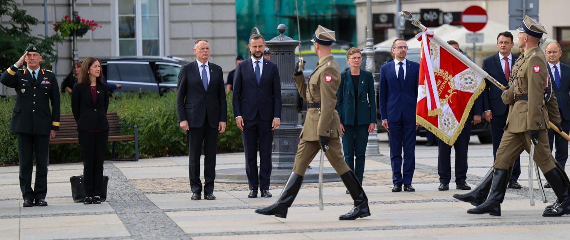 Spotkanie ministrów obrony Polski i Kanady. Oficjalne powitanie przed Urzędem Miasta w Kielcach. 