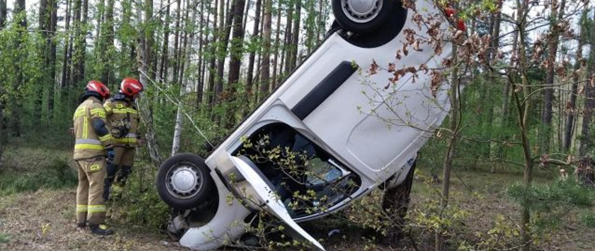 Na zdjęciu widać rozbite auto