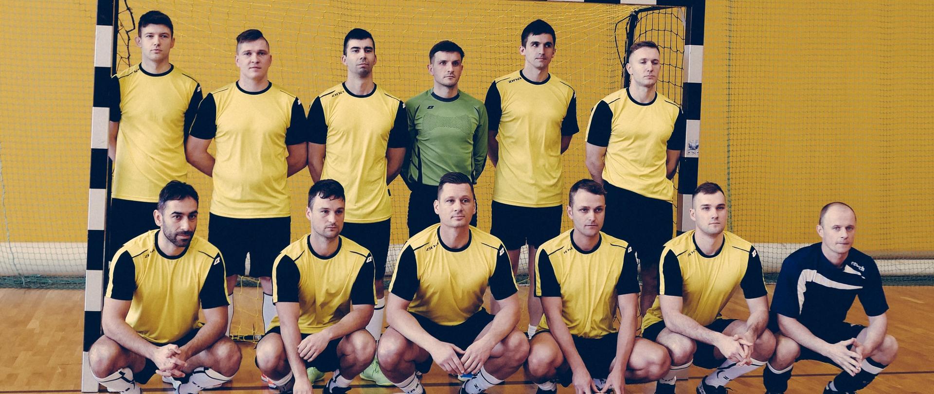 Zdjęcie przedstawia drużynę Komendy Powiatowej PSP w Ustrzykach Dolnych