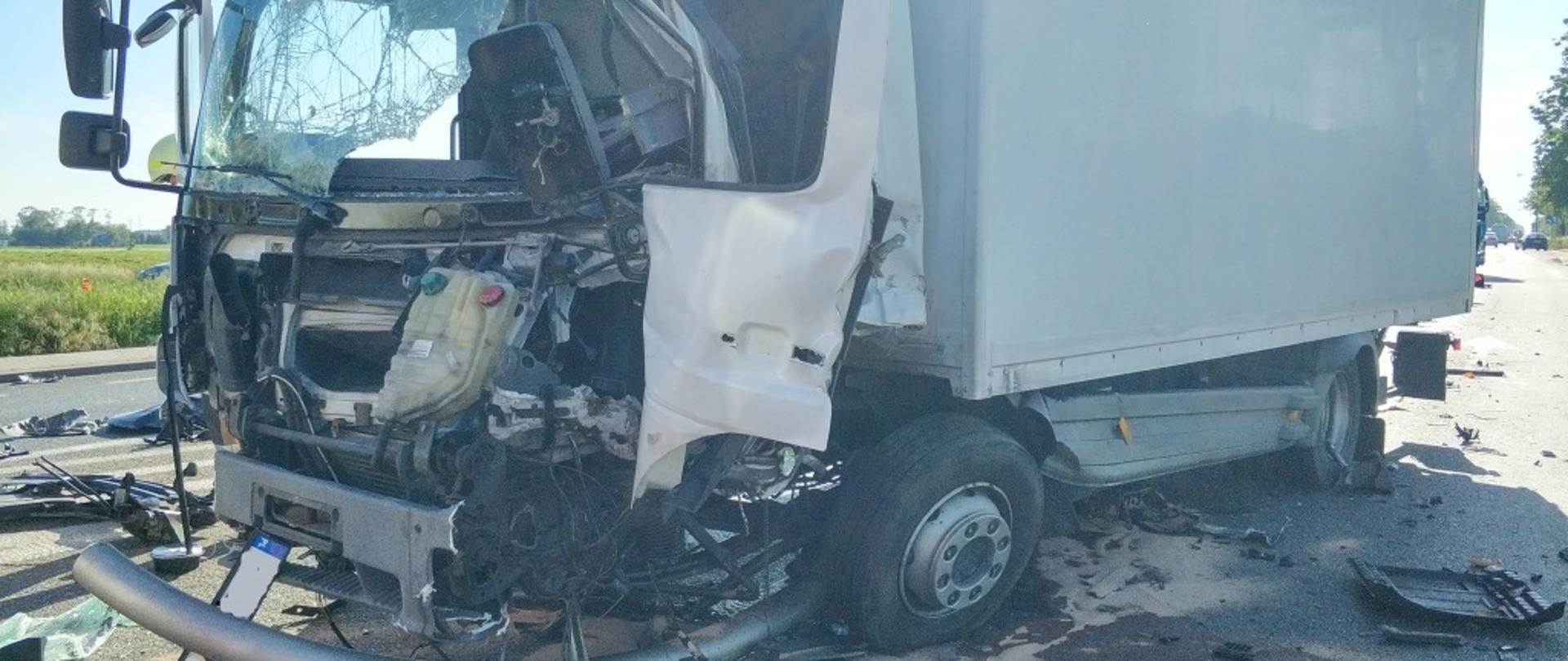 Ogólny widok rozbitego samochodu ciężarowego.