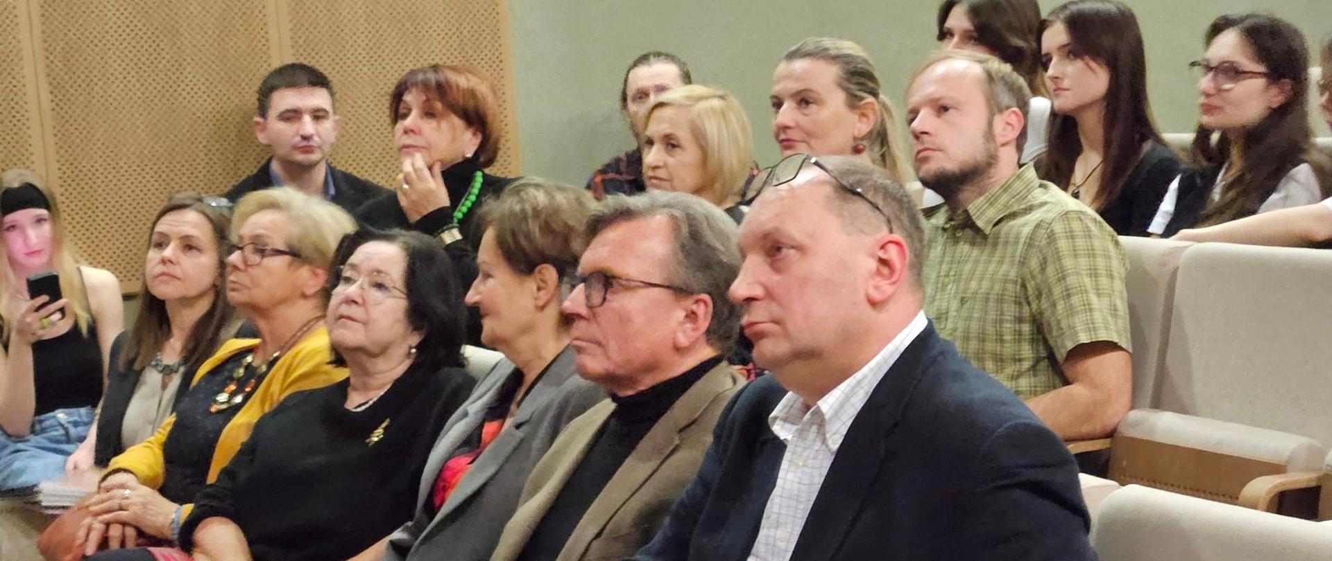 Uczestnicy projektu w drugim rzędzie :Karol Nowakowski, Anna Trojanowska-Olas, Elżbieta Antosz, Krystyna Zasowska