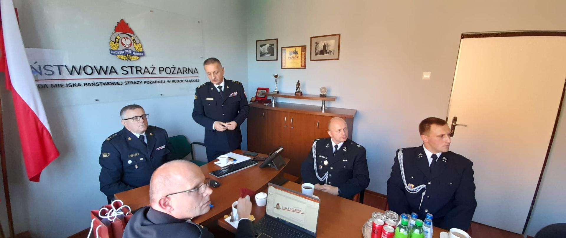 Na zdjęciu znajduje się Zastępca Śląskiego Komendanta Wojewódzkiego st. bryg. Rafał Świerczek, Komendant Miejski PSP w Rudzie Śląskiej st. bryg. Andrzej Małysiak, członkowie OSP oraz zastępca Naczelnika Ośrodka Szkolenia KW st. kpt. Tomasz Michalik