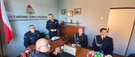 Na zdjęciu znajduje się Zastępca Śląskiego Komendanta Wojewódzkiego st. bryg. Rafał Świerczek, Komendant Miejski PSP w Rudzie Śląskiej st. bryg. Andrzej Małysiak, członkowie OSP oraz zastępca Naczelnika Ośrodka Szkolenia KW st. kpt. Tomasz Michalik
