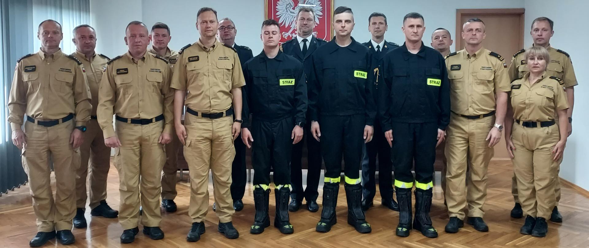 Na zdjęciu nowoprzyjęci strażacy wraz z komendantami, dowódcami jednostek ratowniczo gaśniczych oraz naczelnikami wydziałów