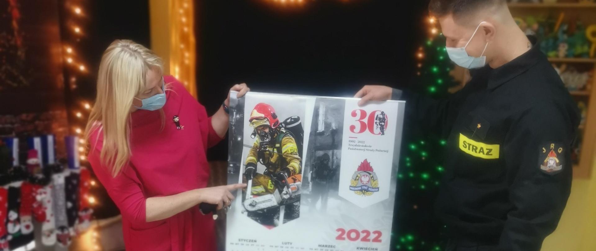 Przekazanie kalendarzy Państwowej Straży Pożarnej