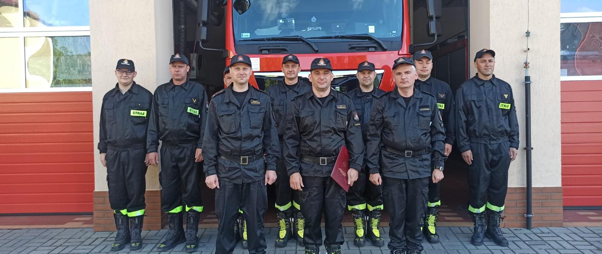 Komendant Powiatowy wraz z zastępcą w obecności strażaków 1 zmiany służbowej wręczyli nominację mł. bryg. Janowi Kilkiewiczowi na stanowisko Dowódcy Jednostki Ratowniczo-Gaśniczej.