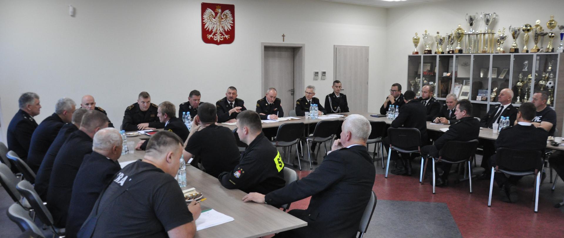 Na zdjęciu funkcjonariusze oraz druhowie podczas narady szkoleniowej