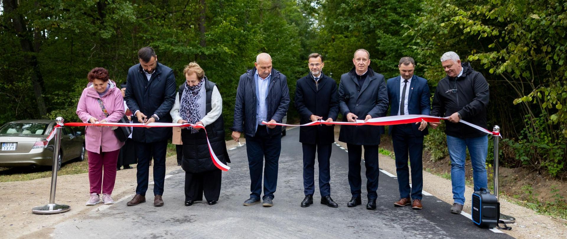 Otwarcie wyremontowanej drogi gminnej prowadzącej do Łukawicy w gminie Poświętne