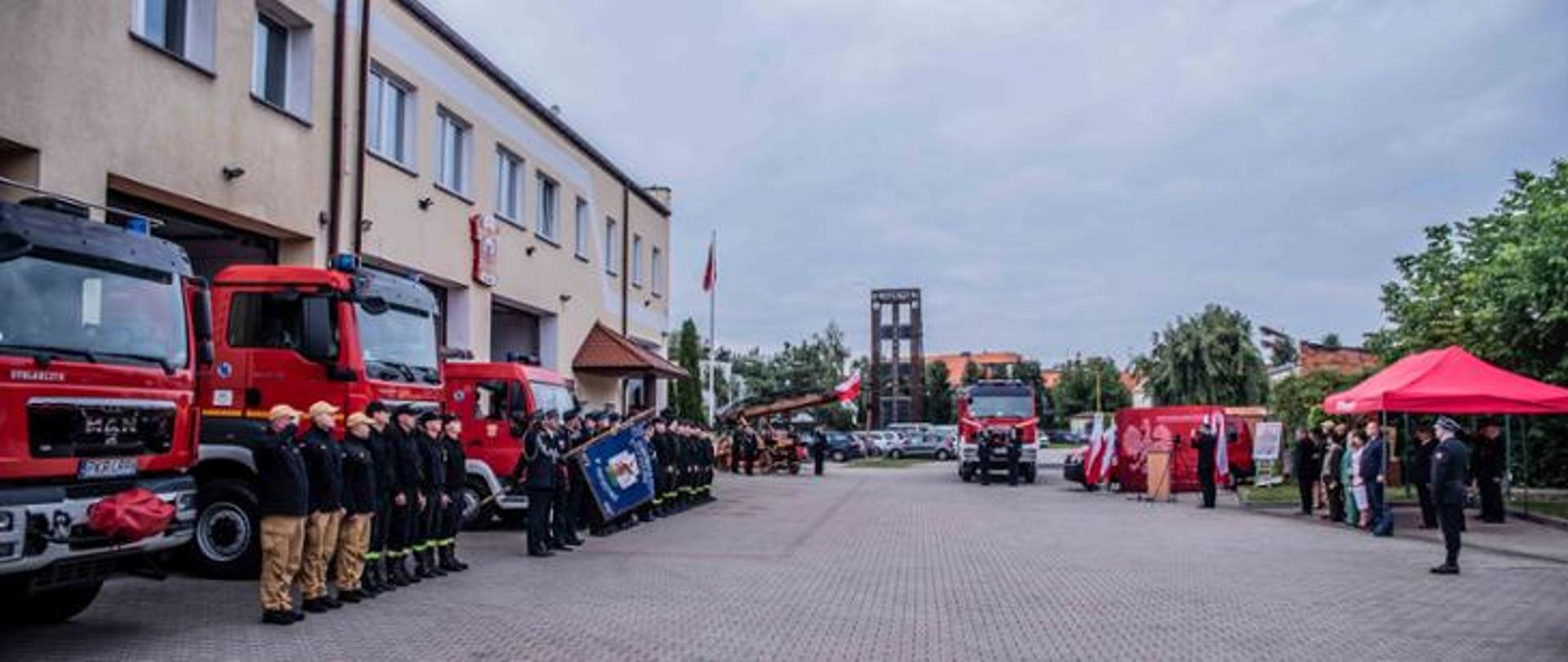 Zastępca wielkopolskiego komendanta wojewódzkiego PSP uczestniczył w przekazaniu samochodu dla OSP Krotoszyn
