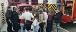 Grupa uczniów w garażu PSP.