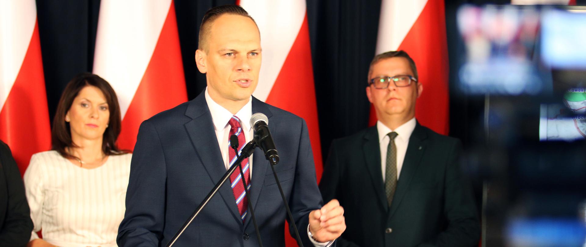 Wiceminister infrastruktury Rafał Weber w trakcie konferencji prasowej w siedzibie MI