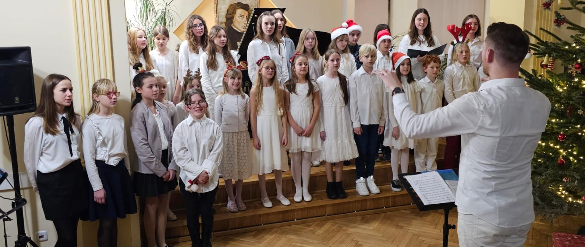 Galeria 30 zdjęć z koncertu kolęd w wykonaniu uczniów naszej w szkoły, który odbył się 20 grudnia 2023. Zdjęcia przedstawiają grę uczniów na instrumentach na scenie auli PSM w Kłodzku