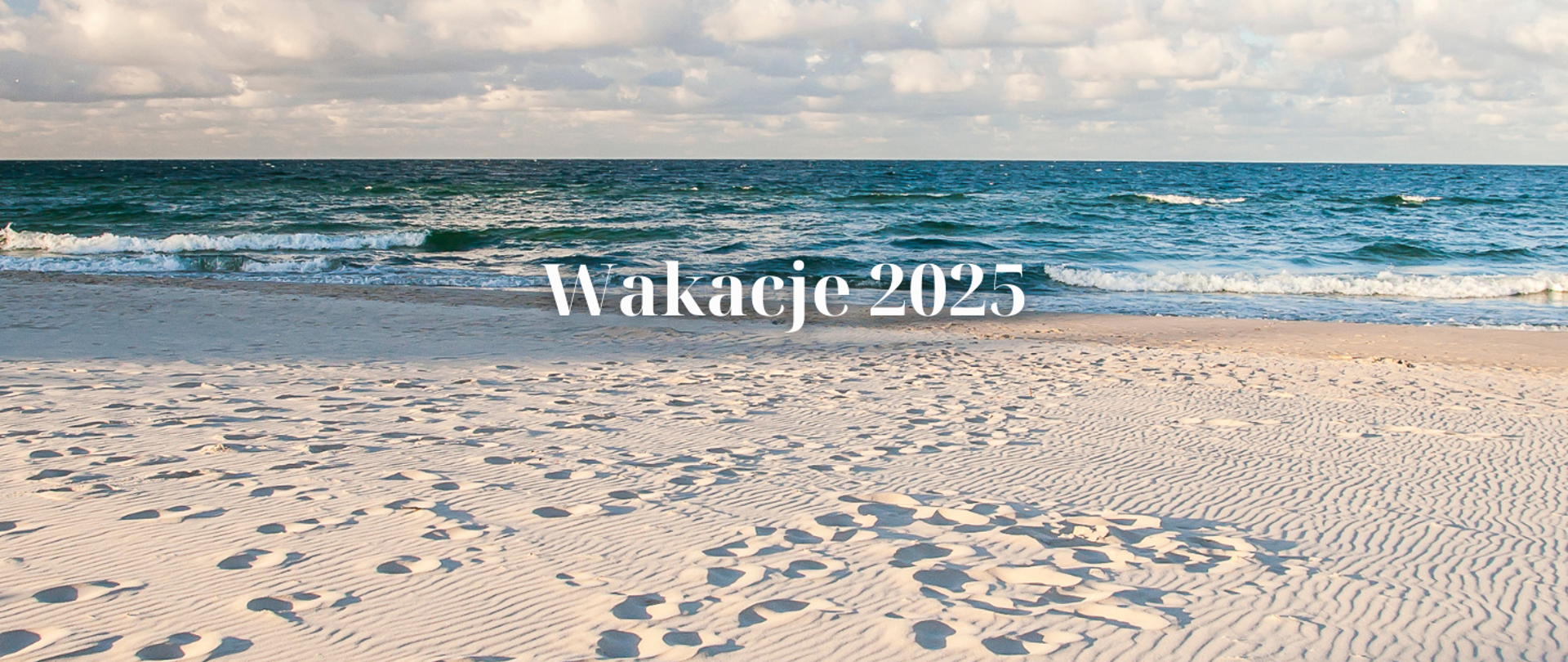 zdjęcie plaży z napisem Wakacje 2025