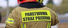 Napis Państwowa Straż Pożarna na bluzie strażaka