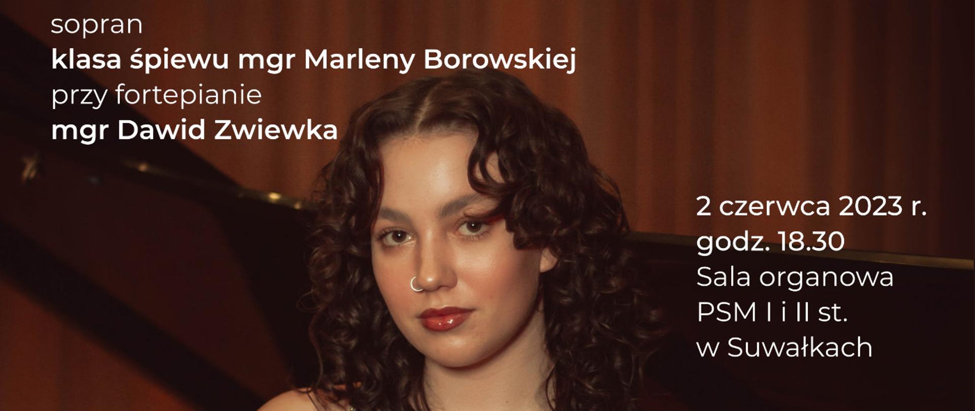 Plakat recitalu dyplomowego Julii Pietuszko. Przedstawia zdjęcie wykonawczyni recitalu na tle fortepianu. Na ciemnym tle. Na plakacie białą czcionką napisany jest program recitalu, data, nazwisko wykonawczyni, akompaniamentu oraz nauczyciela.