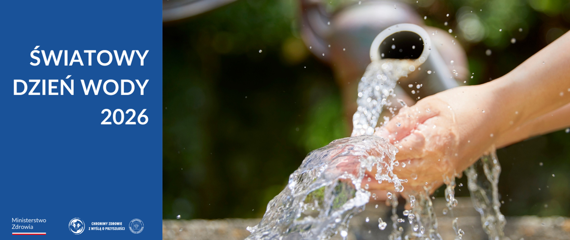 Po lewej niebieskie tło, na nim napis: Światowy Dzień Wody 2026, poniżej logotypy MZ i GIS. Po prawej stronie zdjęcie z lecącą wodą i dłońmi, które łapią tę wodę.