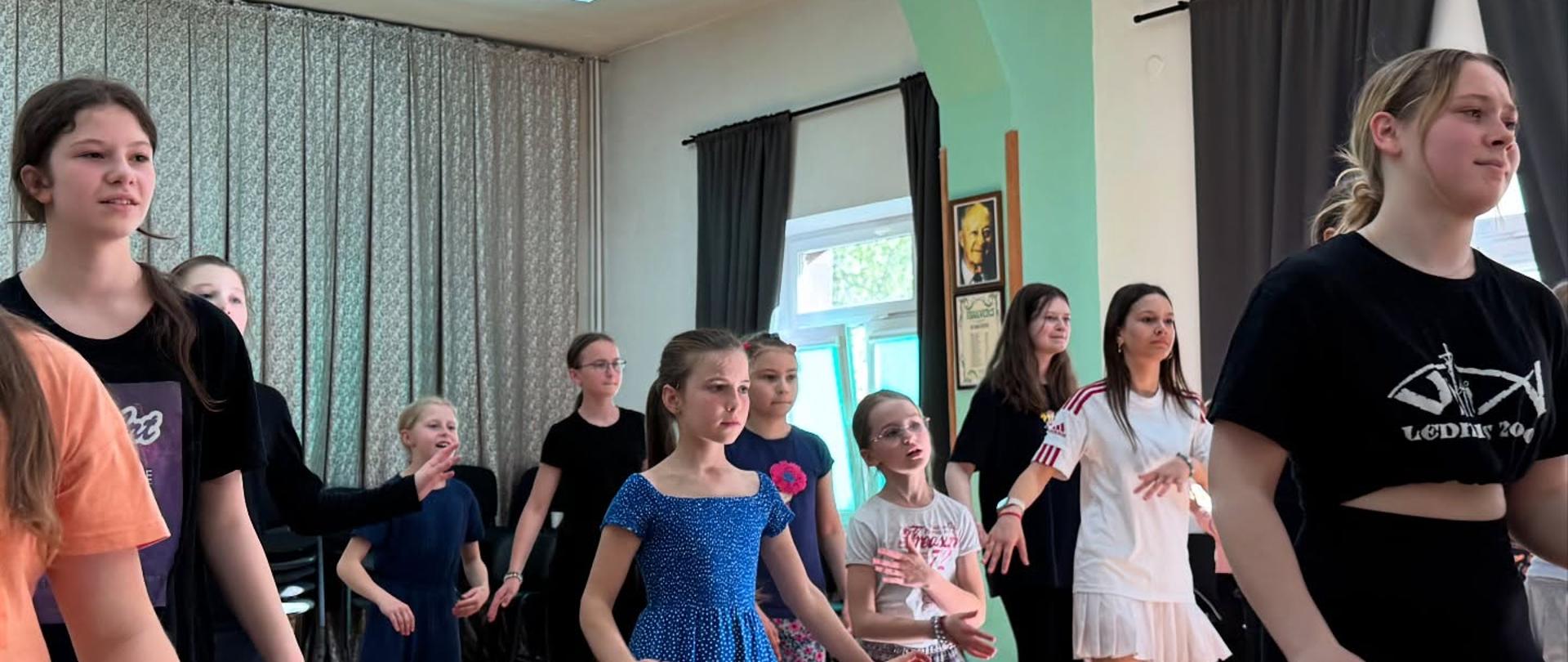 Zdjęcie przedstawiające uczestników integracyjnego piątku, który odbył się 9 maja 2025 r. w auli szkoły.