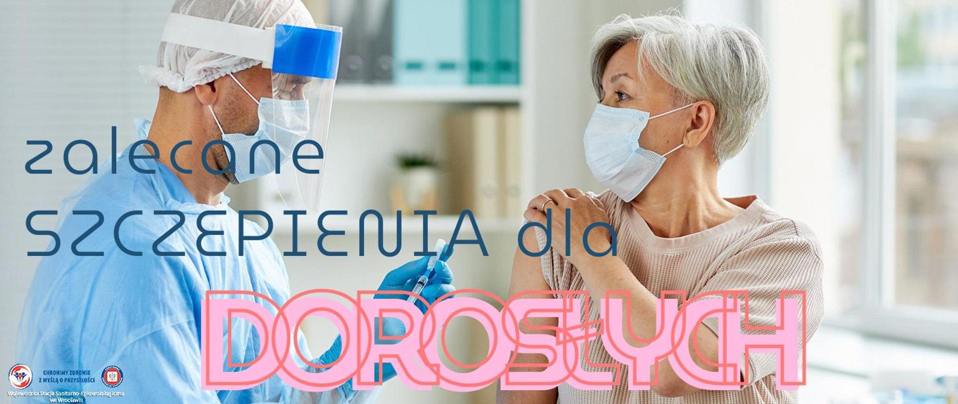 Lekarz szczepiący osobę dorosła. Oboje w maseczkach na twarzy