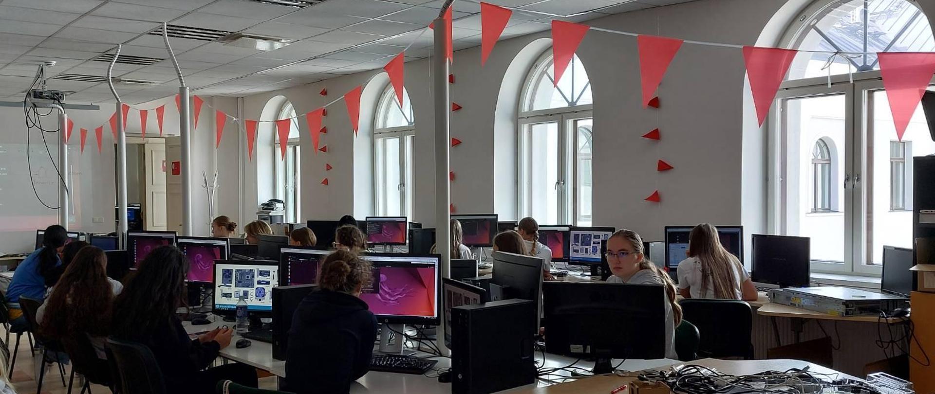 Uczestniczki Cyberwizards Camp przy stacjach komputerowych