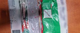 Na blacie leży kilka plastikowych opakowań ze strzykawkami. 