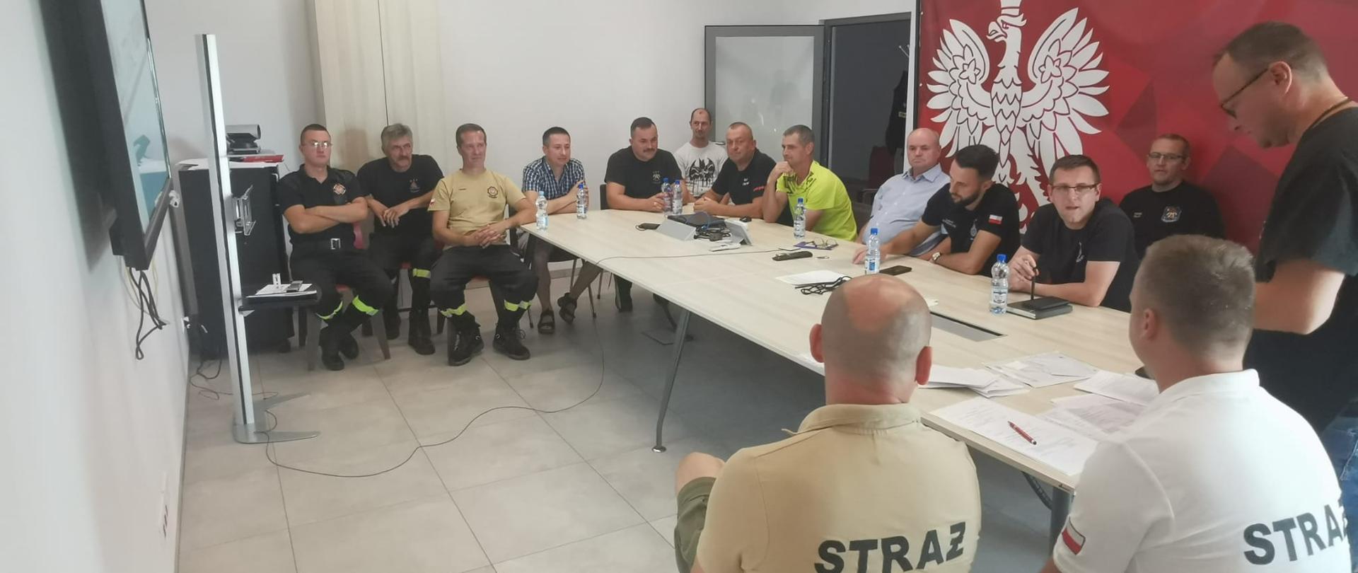 Zdjęcie przedstawia Naczelników OSP podczas szkolenia.