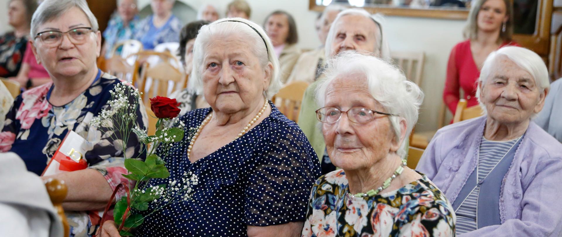 Panie w słusznym wieku podczas uroczystości 90-lecia DPS im. Wiktorii Michelisowej w Lublinie
