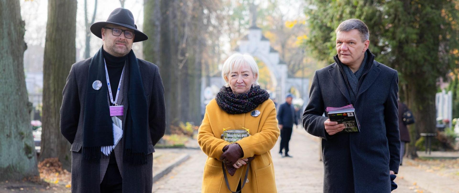 Wojewoda łódzki Dorota Ryl podczas kwesty na rzecz ratowania zabytków Starego Cmentarza w Łodzi - z dyrektorami Biura Wojewody, Tobiasz Puchalski, Krzysztof Sztrajber