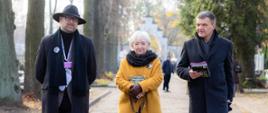 Wojewoda łódzki Dorota Ryl podczas kwesty na rzecz ratowania zabytków Starego Cmentarza w Łodzi - z dyrektorami Biura Wojewody, Tobiasz Puchalski, Krzysztof Sztrajber