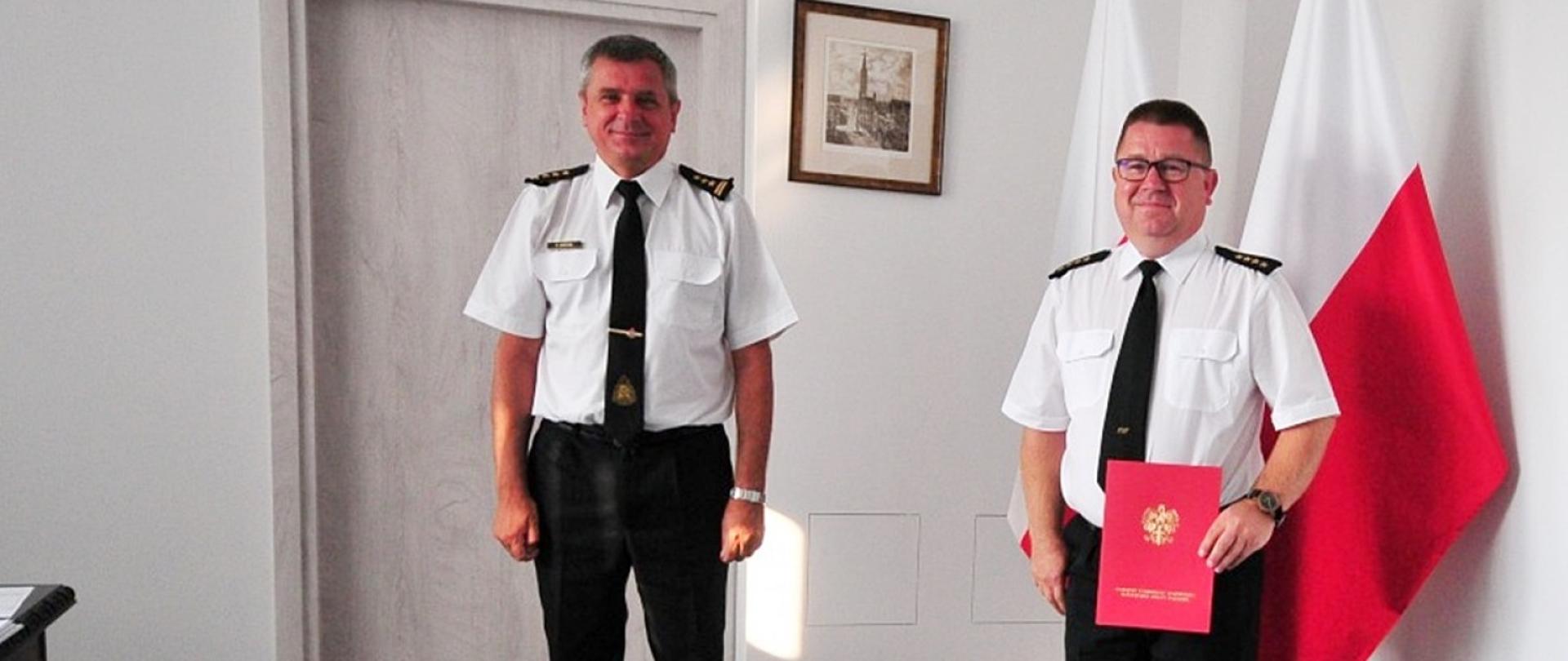 Na zdjęciu widać Pomorskiego Komendanta Wojewódzkiego Państwowej Straży Pożarnej z p. o. komendanta powiatowego Państwowej Straży Pożarnej w Kwidzynie st. kpt. Wojciechowi Berent