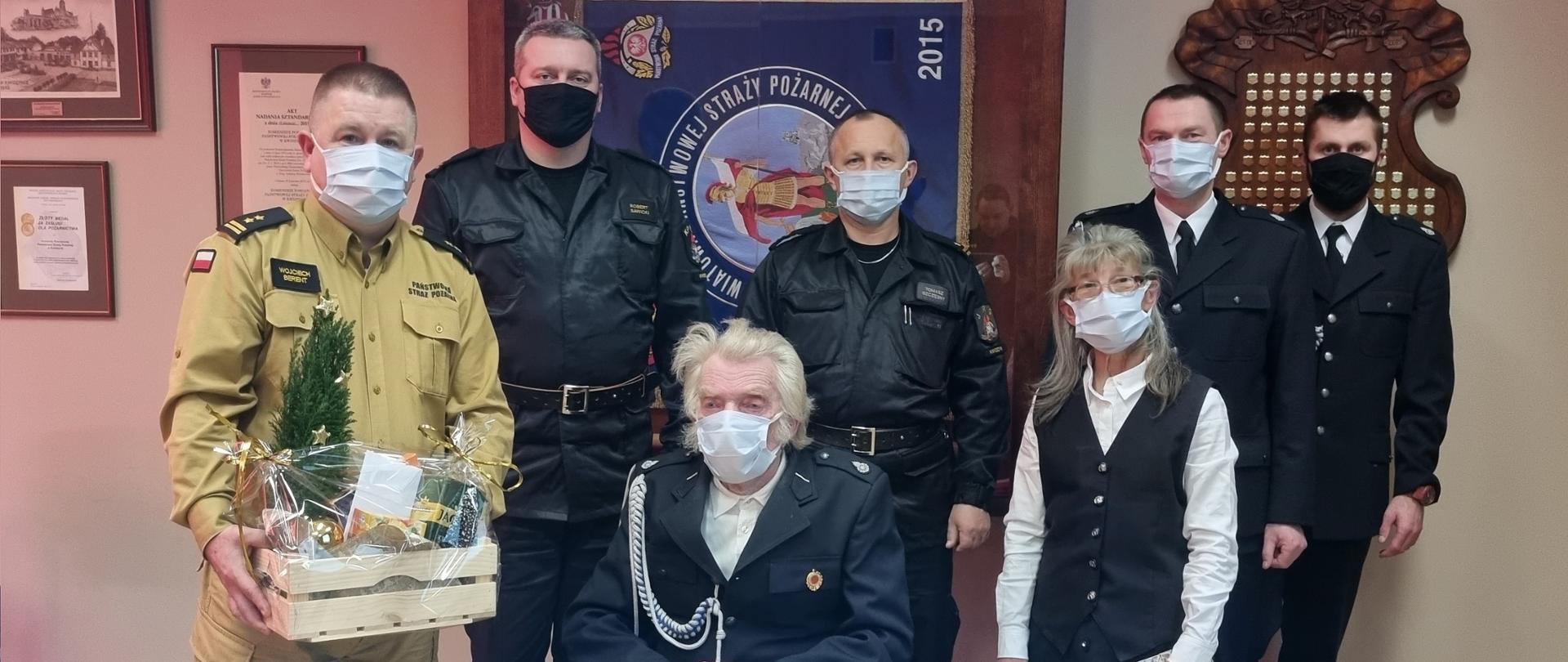 Druh J. Jędrzejewski wraz z małżonką, prezes oraz naczelnik OSP Kaniczki, a także funkcjonariusze KP PSP Kwidzyn podczas wręczenia prezentu bożonarodzeniowego
