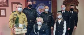 Druh J. Jędrzejewski wraz z małżonką, prezes oraz naczelnik OSP Kaniczki, a także funkcjonariusze KP PSP Kwidzyn podczas wręczenia prezentu bożonarodzeniowego